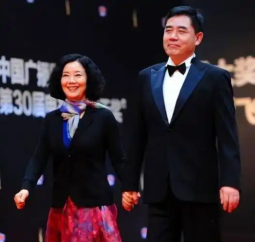 陈宝国夫妻同框像母子!