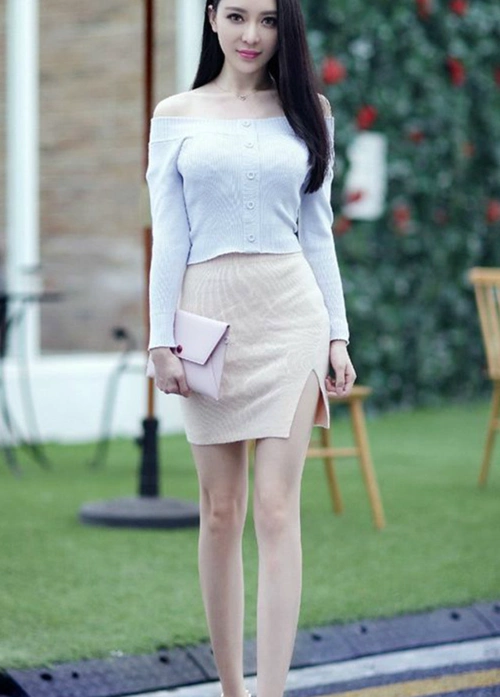 漂亮美女,气质出众,包臀连衣裙的装扮,展现的身材更加出彩