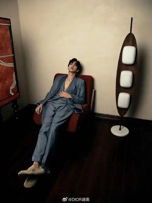 迪奥中国品牌挚友余景天##迪奥二零二四秋季女装成衣秀