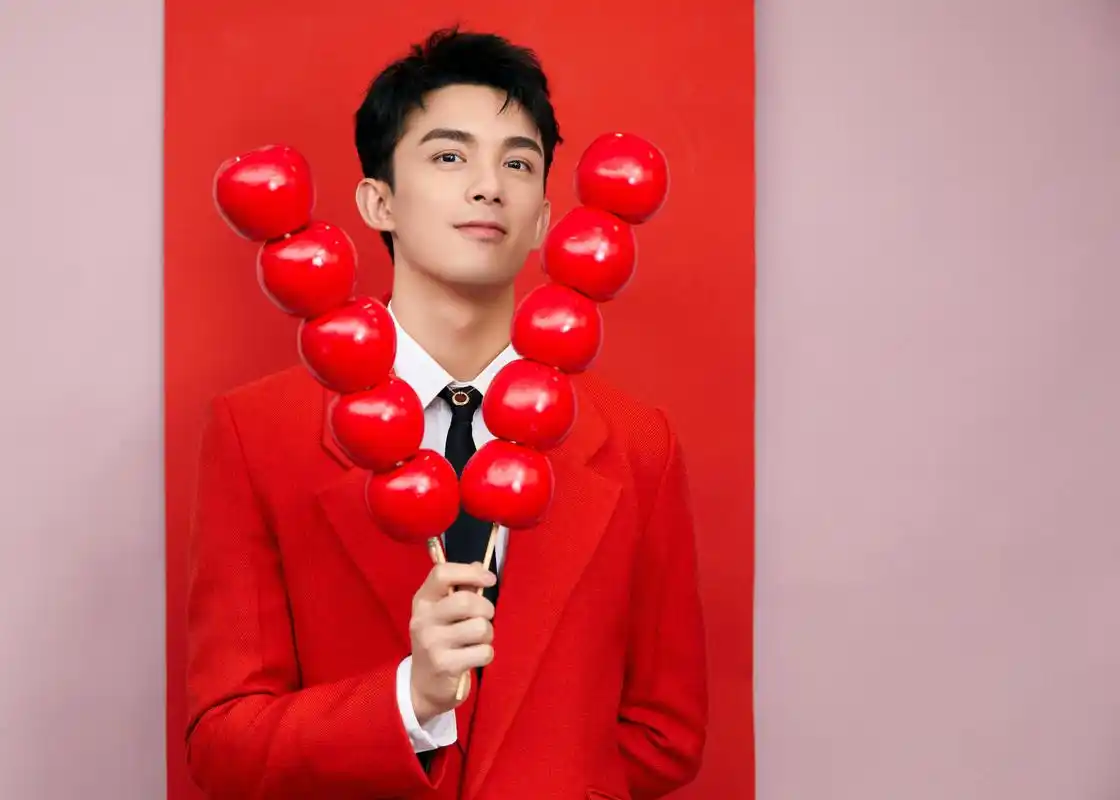 一袭红衣,喜迎红火中国年.少年吴磊再登春晚,辞旧迎新共度佳节