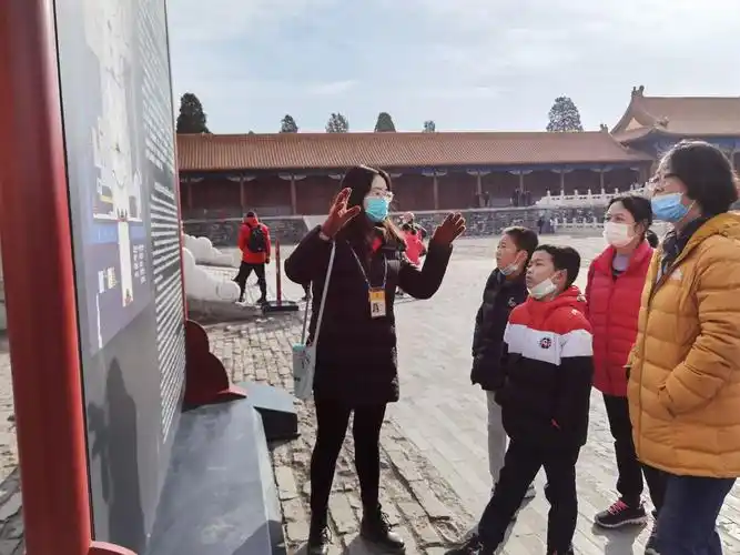 认真听讲解员阿姨讲解.