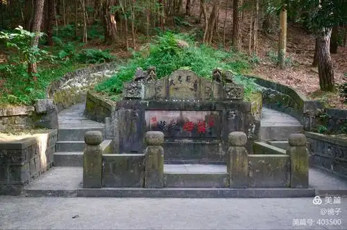 蒋母墓:从墓庐沿卵石路上行168米,到达蒋母墓.