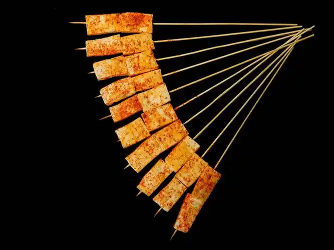 小香肠1手,12元  烤猪皮1手,12元  烤玉米粒1手,9元  烤千叶豆腐一手