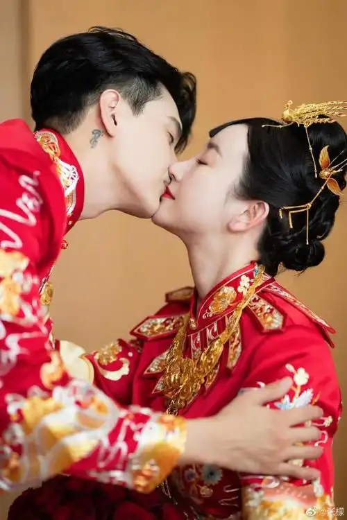 照片中两人依偎在一起,携手看镜头