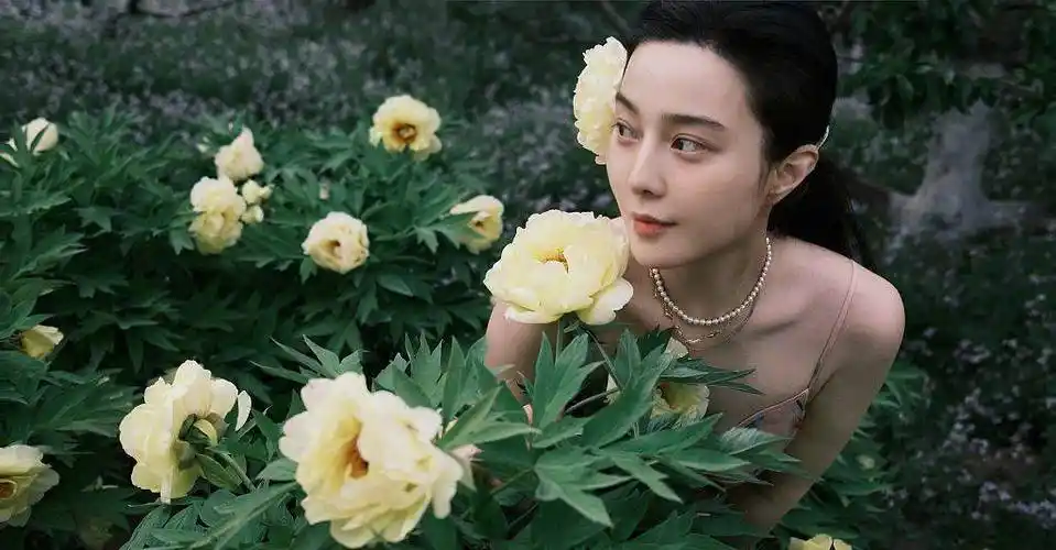 范冰冰碎花裙搭珍珠项链徜徉花海夏日牡丹写真美得沁人心脾