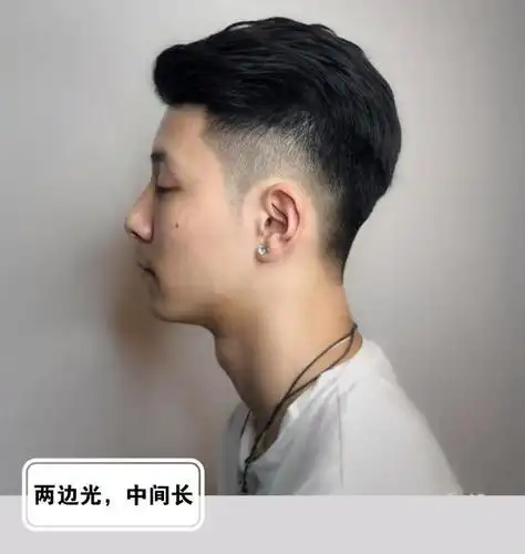 男生"两边剃光,中间留长"发型,春天就该这样剪,干净又帅气