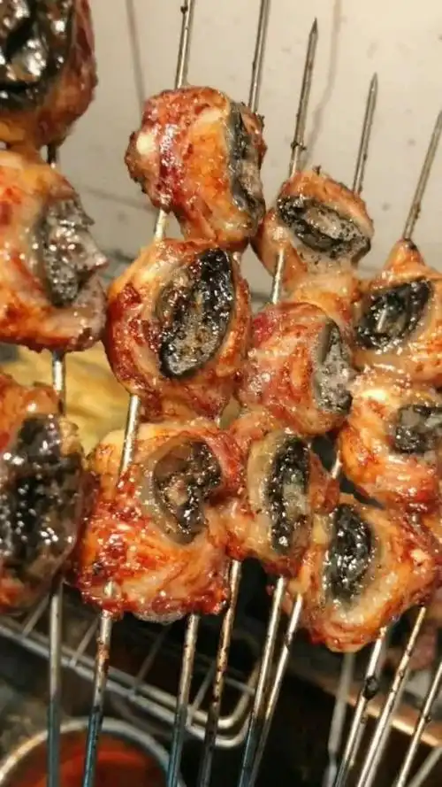 这个是烤的羊眼睛,吃过的人,永远都忘不了它的味道