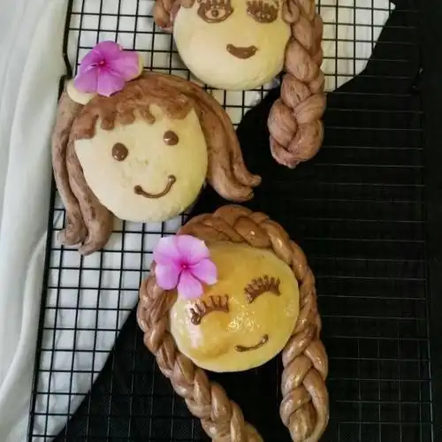 女孩花样面包,造型超级的可爱,孩子们都舍不得吃