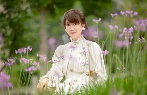 孟庭苇夏日写真释出 身穿白色连衣裙彰显温柔魅力