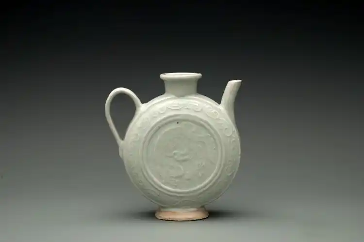 元代卵白釉扁壶