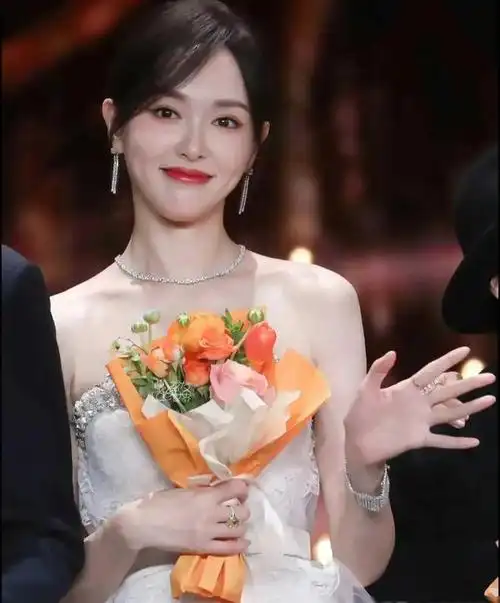 当49岁周迅和40岁唐嫣同框自然老去和老天赏饭吃一目了然