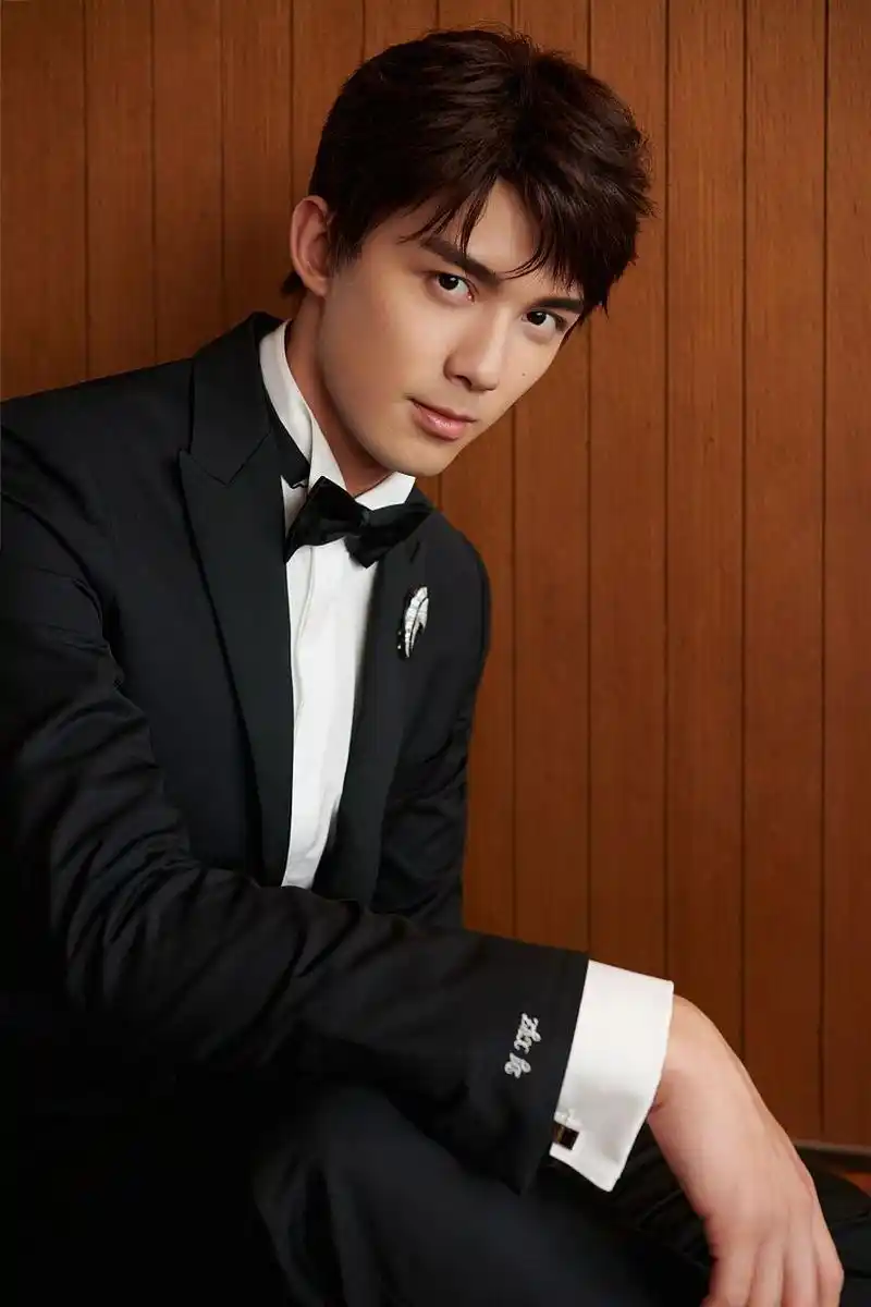 4月3日,吴磊和蒋勤勤在直播时,上一秒还在微笑说话,下一秒鼻子就流出