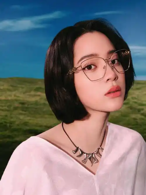 菲拉格慕眼镜全球品牌代言人欧阳娜娜演绎2022春夏眼镜广告大片