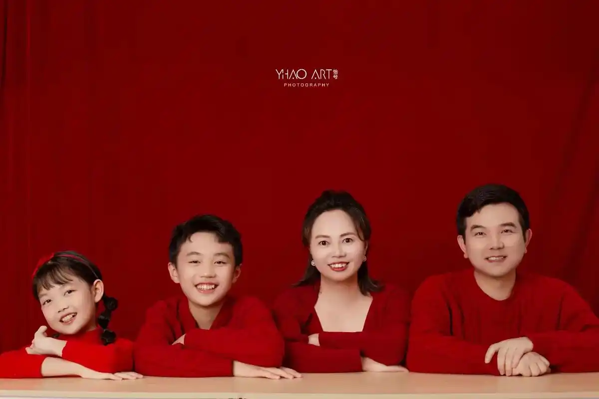 一家四口全家福写真·红色毛衣.