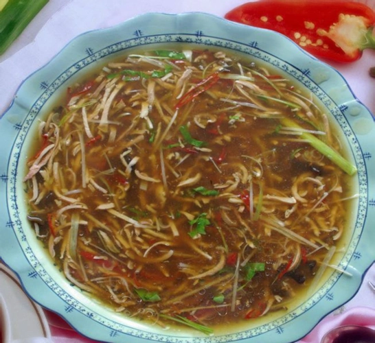 酸辣肚丝汤的肚丝,讲究刀功,切得细若发丝,最好.此外,一定要洗得干净.