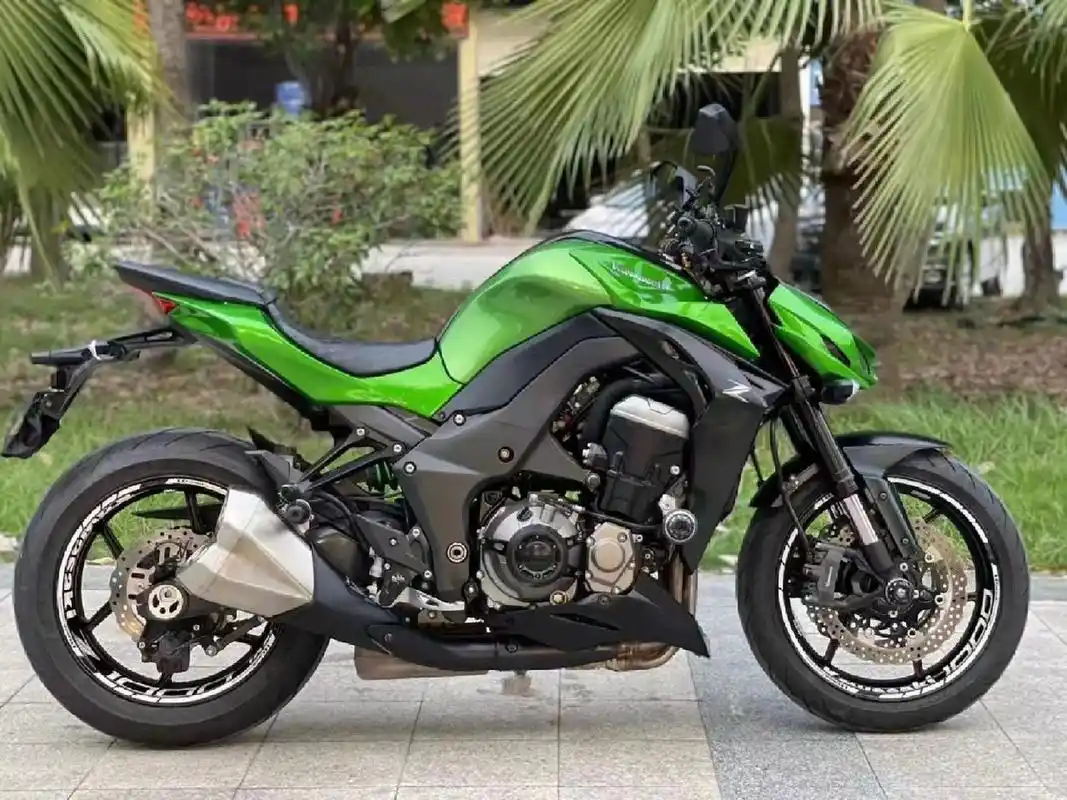 川崎大蟒蛇kawasaki z1000 15年4月川崎z1000 经典绿蟒,实表2w多公里