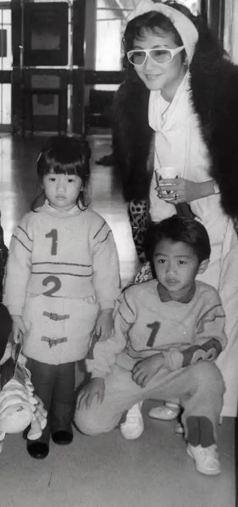 谢霆锋童年照曝光,从小用名牌包,柏芝哪个儿子像他!_谢贤_照片_获奖