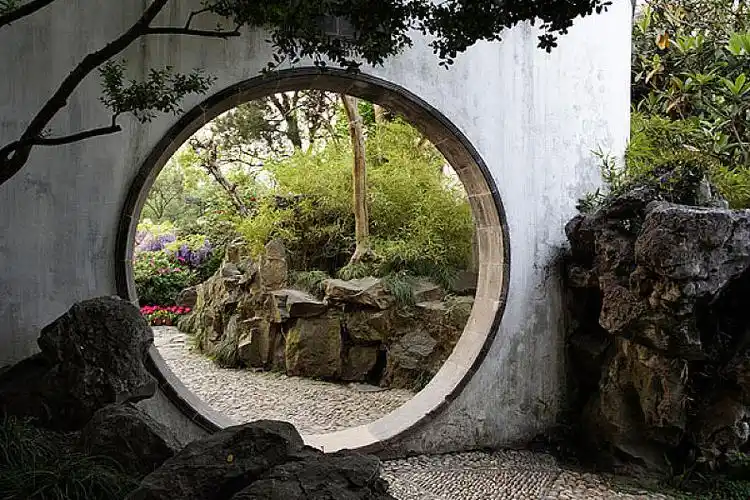 苏州园林拙政园里的拱形圆门_图片大全