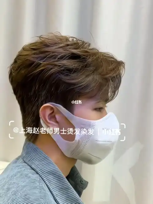 有点复古儒雅味道的男生三七分蓬松纹理烫短