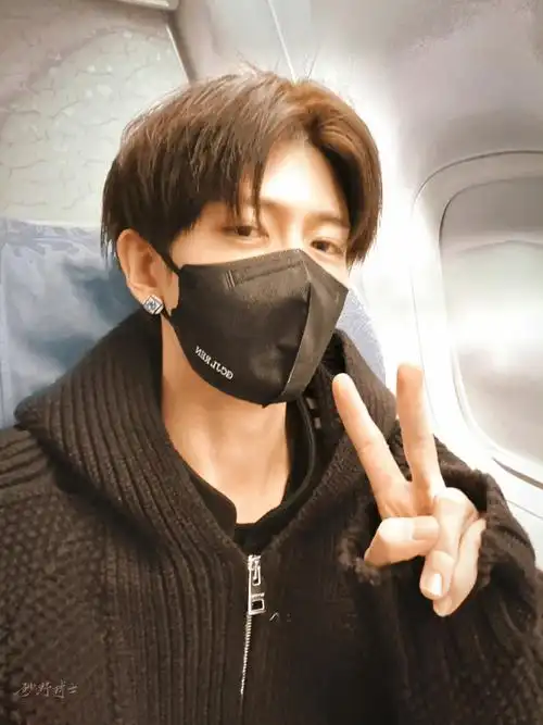 持利剑斩邪祟,以良善解百忧,有解百忧者,渡人渡妖亦渡情