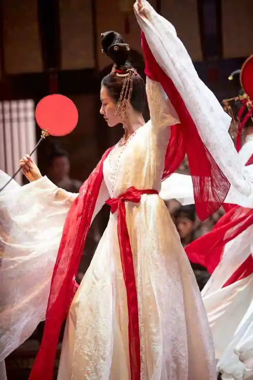 任如意素手扶红扇真的被《#一念关山#》刘诗诗任如意跳舞谜亖,素手扶