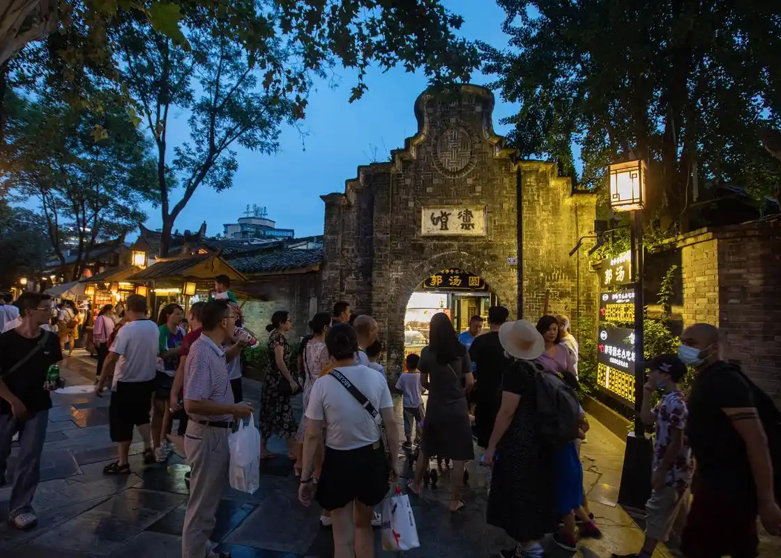 成都宽窄巷子举行全国示范步行街揭牌仪式(4)