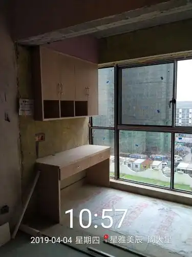 现场制作的书桌和书柜