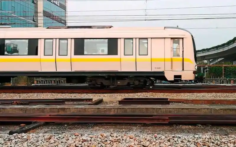 广州地铁1号线a3型列车坑口出站