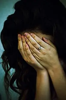 女人,哭,手抱头