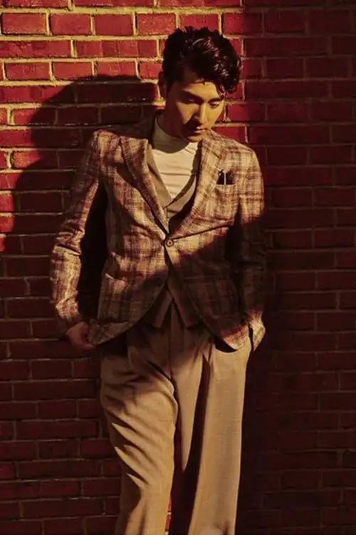 肌肉男:深邃俊朗的帅哥影星赵又廷时尚明星写真图片-小虾米