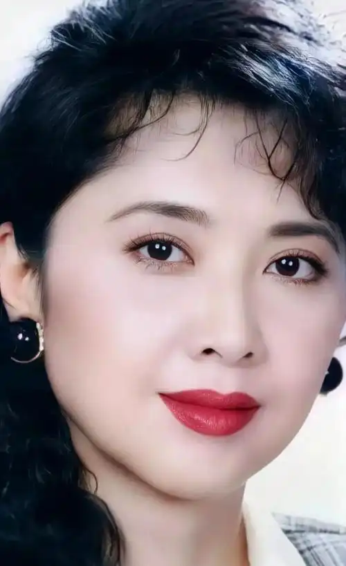 高贵优雅的朱琳,楚楚动人,温婉秀丽的写真照!