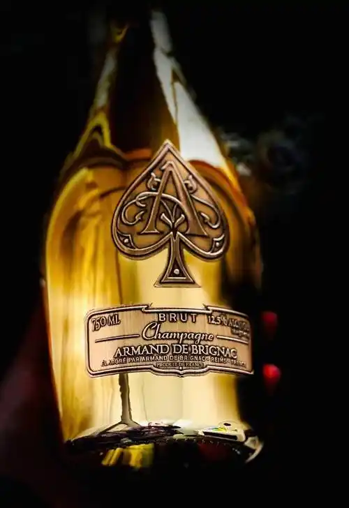 如黑桃a香槟每年的产量极其有限,仅有不到10万瓶_品牌_面子_酒吧