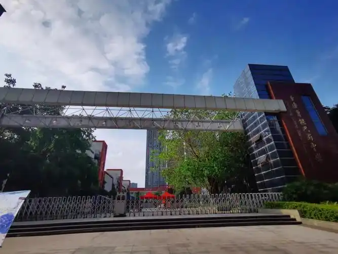 2021年重庆中考现场报道鲁能巴蜀中学考点