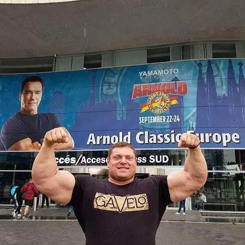 健美出身的力量举选手,力量大到可以掀起一台挖掘机?