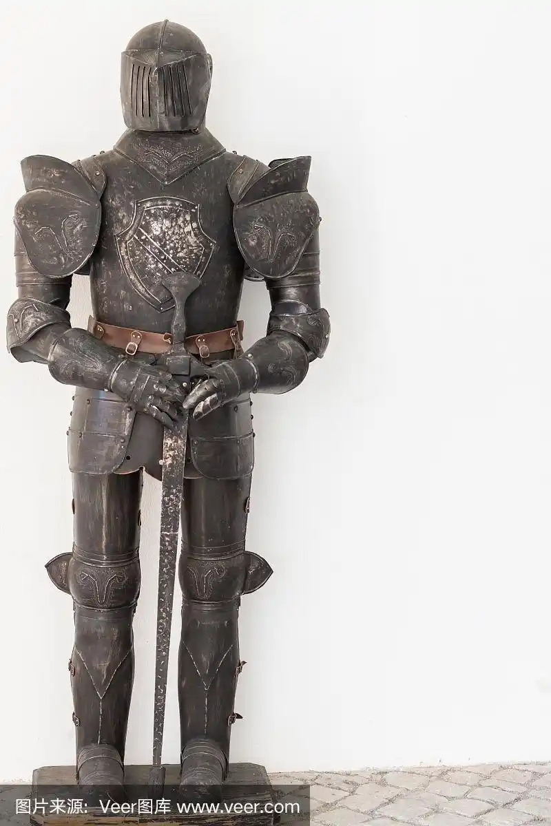 白色背景下的骑士盔甲