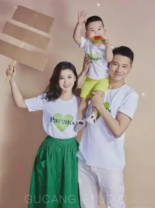 李小萌晒出俩儿子近照二胎宝宝养得白白胖胖很像爸爸王雷