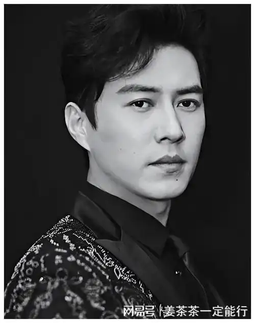 靳东参加两会他身份好厉害穿蓝色西装帅气儒雅领导范儿十足