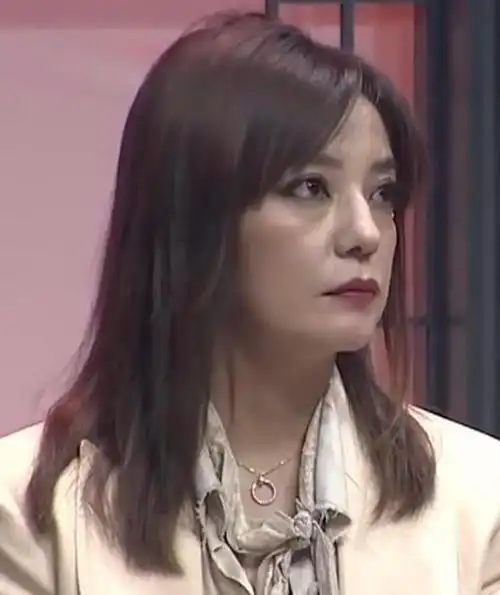 赵薇也要靠修图?生图下眼袋比眼睛还大,精修却如混血美女