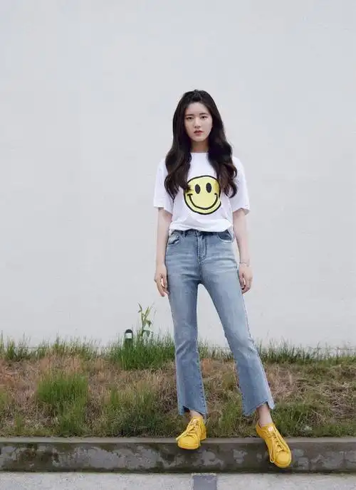 赵露思清新穿搭超有范无袖背心配黑色蛋糕裙可盐可甜真养眼