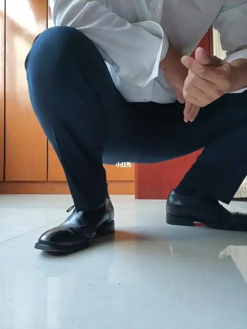 睡觉坚持不住了_皮鞋_皮鞋黑袜_生活记录_接地气生活