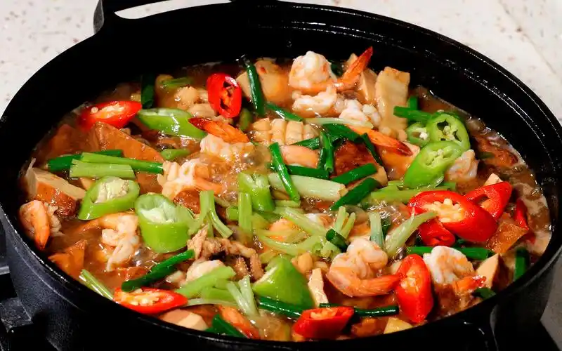 家常海鲜煲做法加墨鱼和虾出锅鲜香脆嫩下酒下饭一锅就能解决