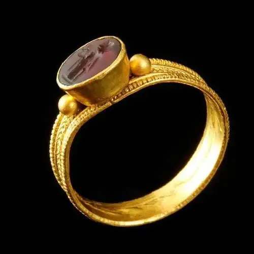 一枚古罗马帝国时期的金戒指,上面镶嵌有宝石,是很珍贵的文物