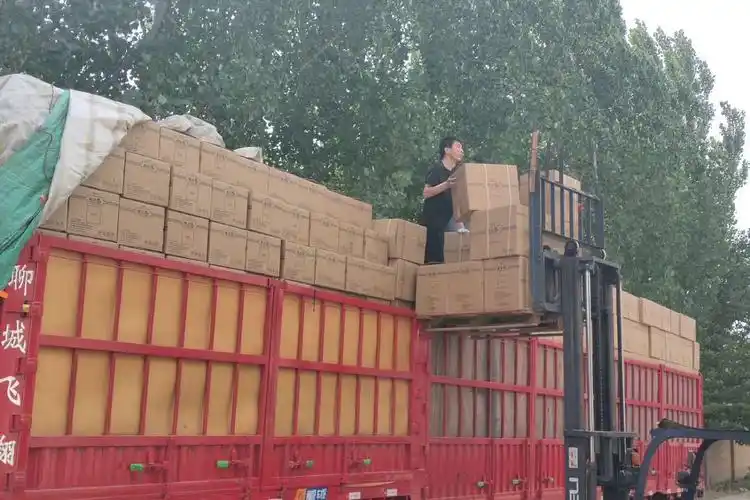 保健品铁盒今日打包发货,13米长的大货车,满满一车!