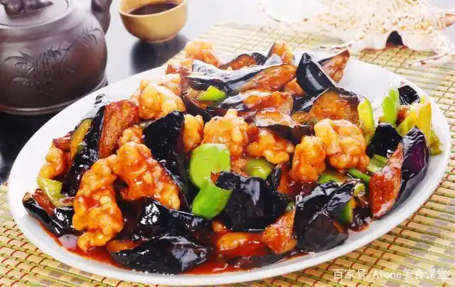 正宗东北菜肉段烧茄子家常做法,大厨教您烹饪秘诀,建议收藏