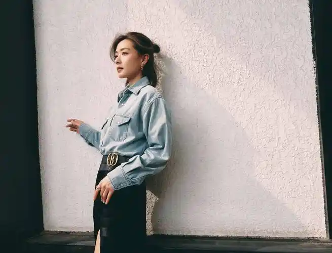 万茜黑色高开叉连衣裙高跟鞋大长腿写真_气质_显得_造型