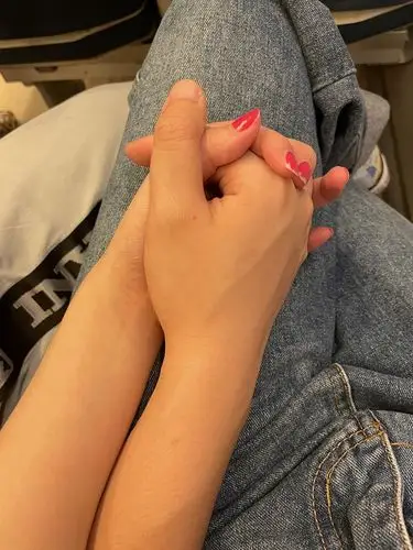 有没有情侣牵手照片