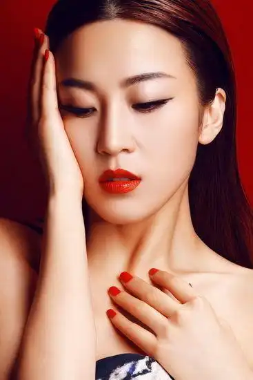 歌手郭涛新片优雅性感醇美红色喜气洋洋