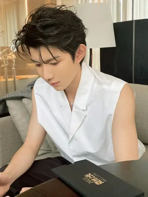 共赴微博之夜#魔镜魔镜告诉我08谁是世界上穿白色最好看的人:王源