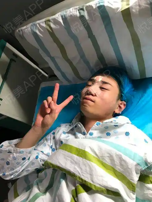 刚刚做完手术一切都挺顺利的虽然现在还有点疼痛不过医生跟我说过