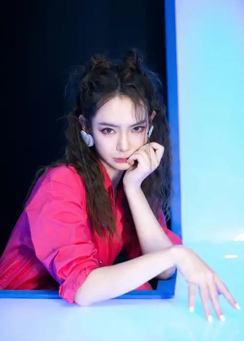 戚薇连体工装甜酷写真图片68